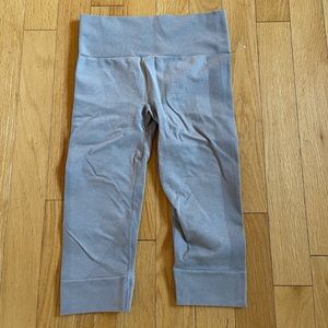 Lululemon cropped leggings. Color grey. Size 6.